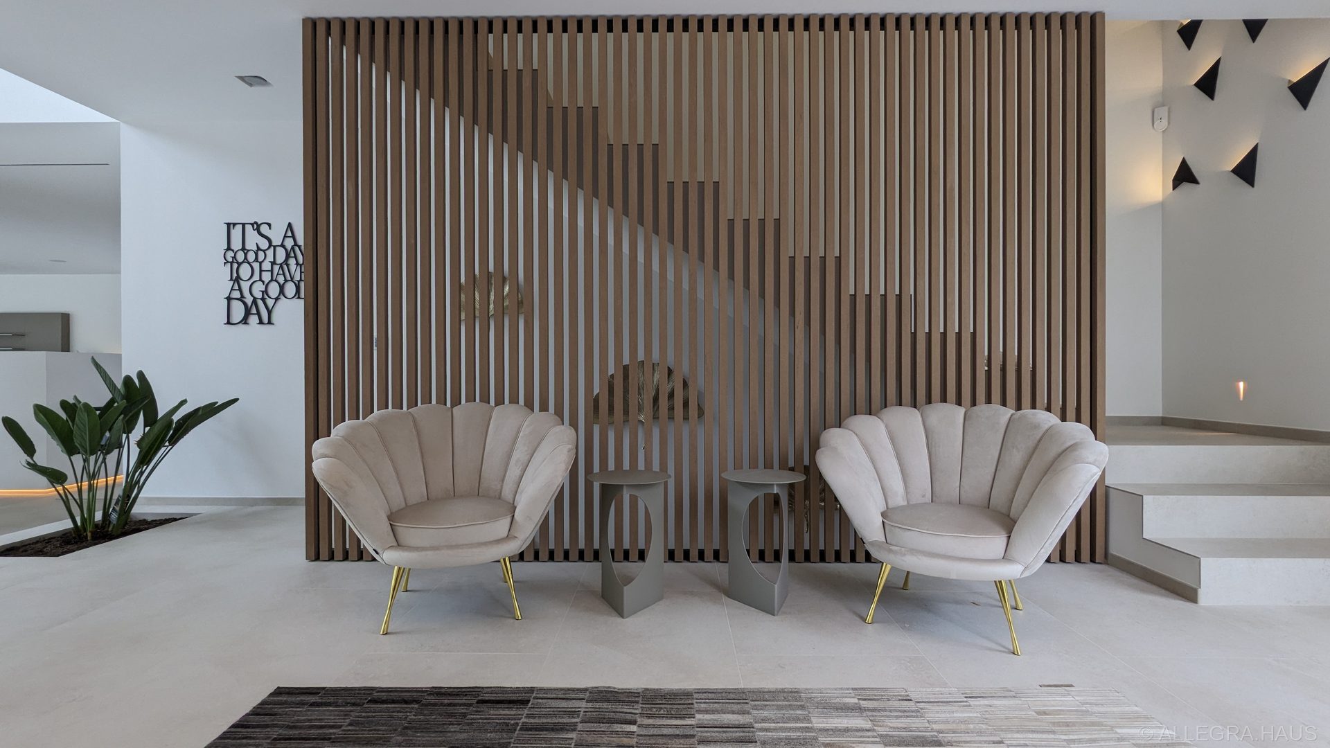 ALLEGRA Eingangsbereich Holzlamellenwand Designsessel