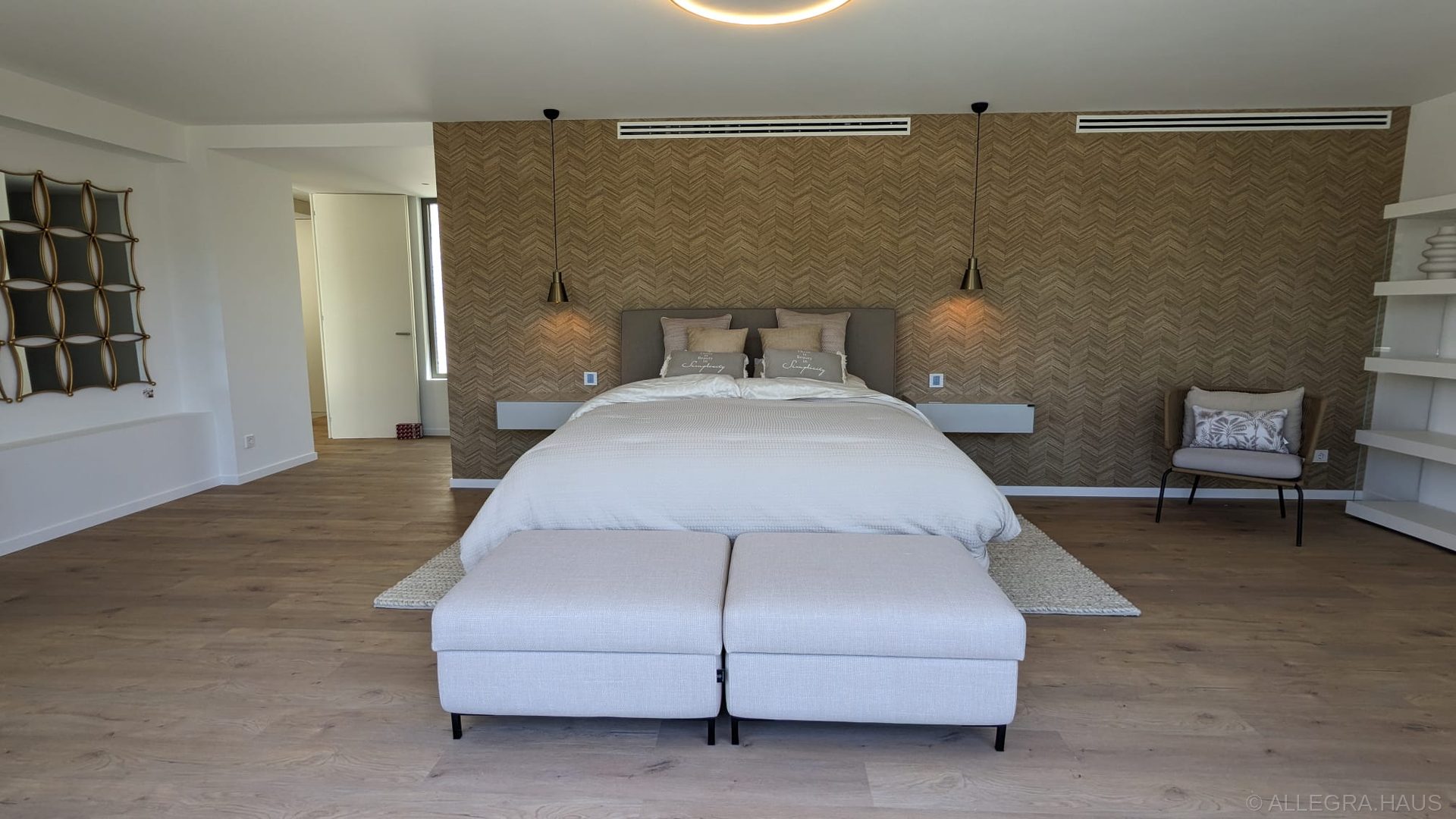 ALLEGRA Master-Schlafzimmer mit Fischgrät-Holzwand, goldenen Pendelleuchten und Sitzbank