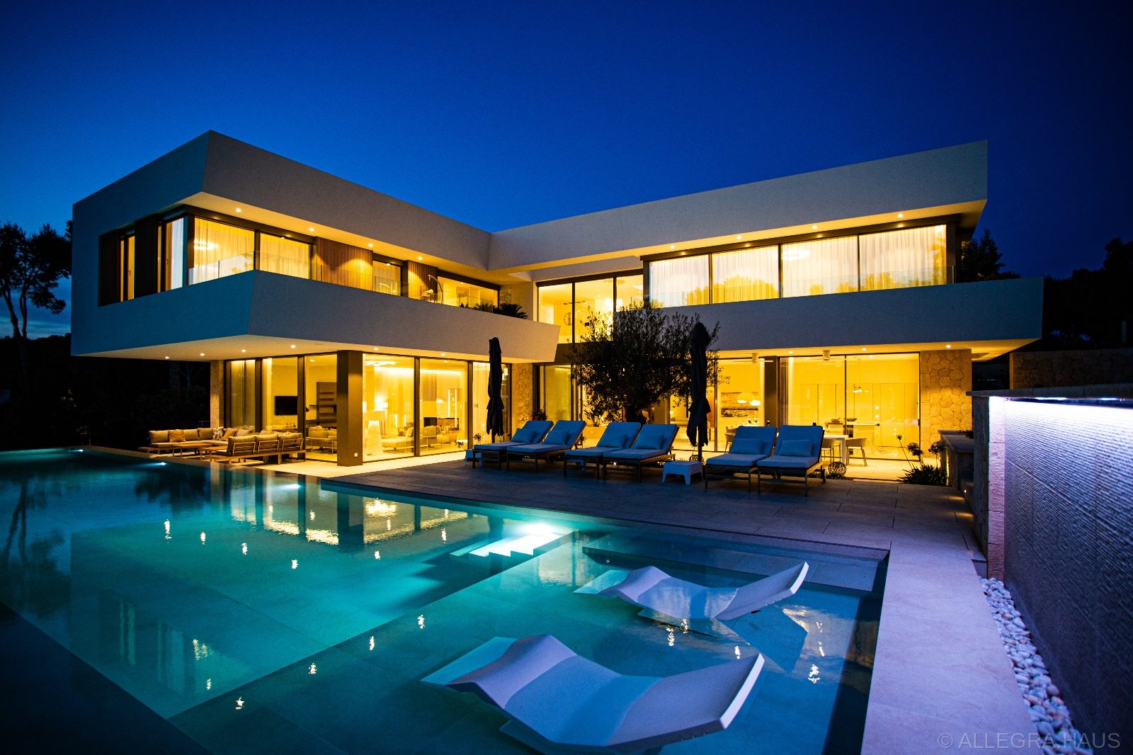 ALLEGRA Abenddämmerung Pool Liegestühle
