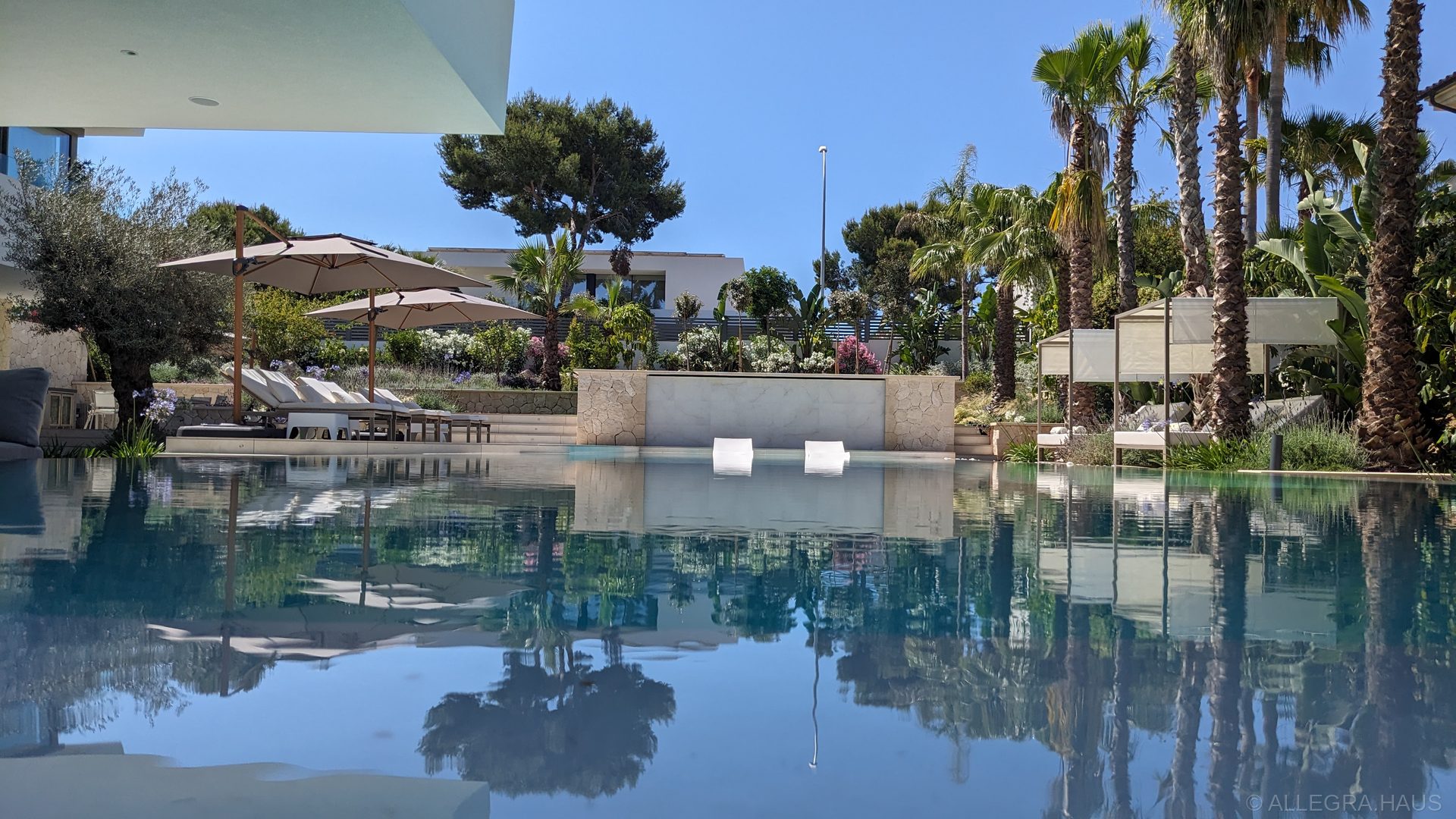 ALLEGRA Salzwasserpool 20×4,5 Meter mit Flachwasserzone und Sonnenterrasse