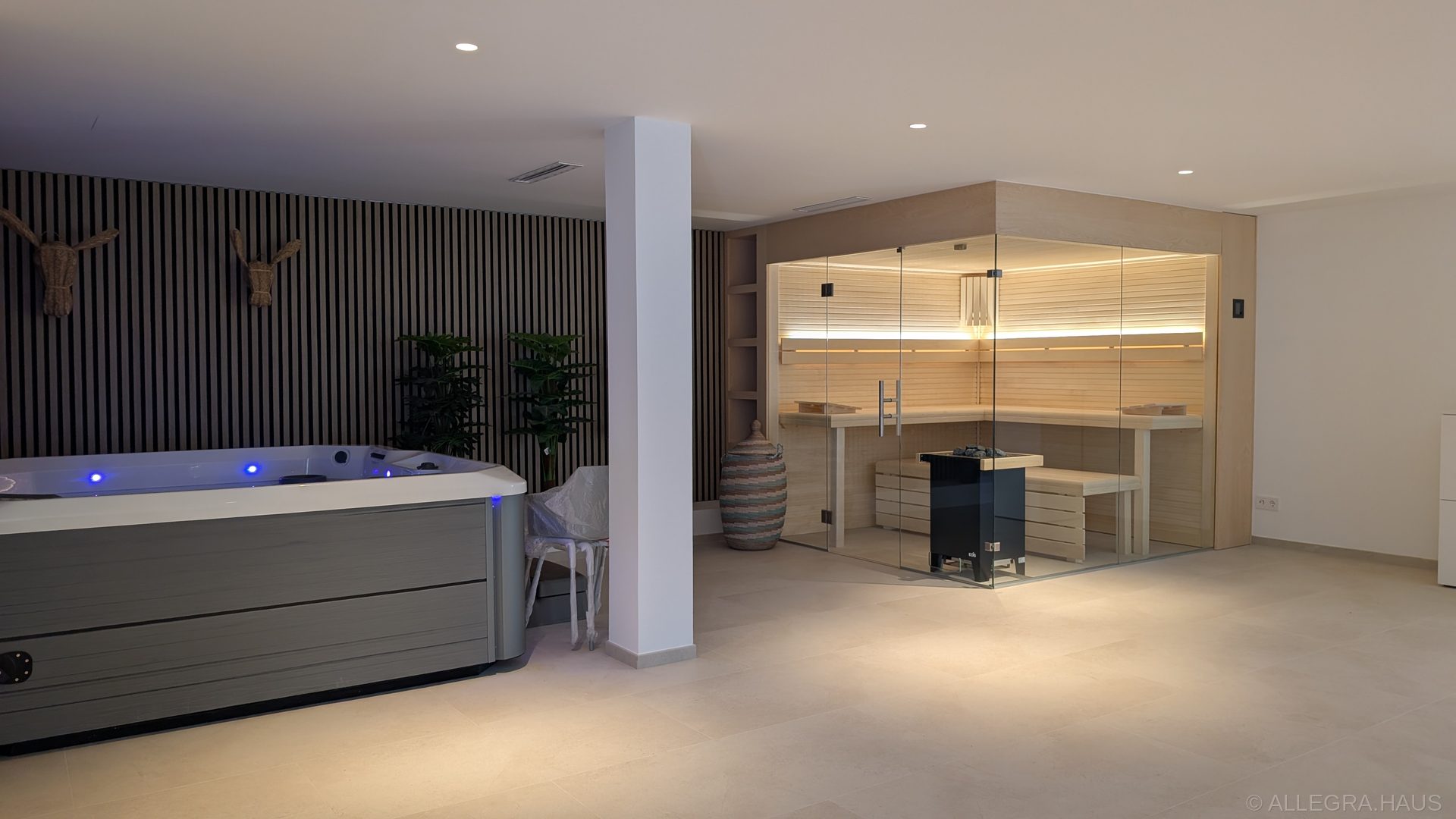 ALLEGRA Spa-Bereich mit Whirlpool, Sauna und Fitnessraum im Untergeschoss